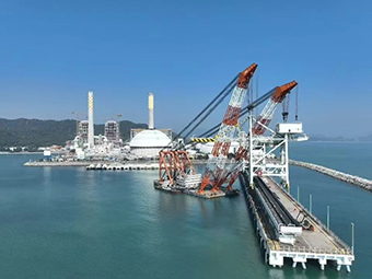 華潤海豐卸船機順利吊裝，助力粵港澳大灣區(qū)能源供應